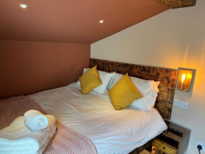 Luxury Single Small Room Central Location King Bed